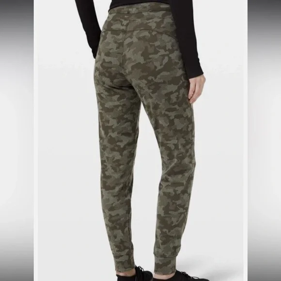 Lululemon High-Rise Jogger Green Camo Size 2 - Picture 2 of 8